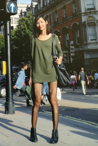 Trang phục Hoàng Thùy lựa chọn để dạo phố London khá cá tính bởi chiếc quần tất rách te tua.